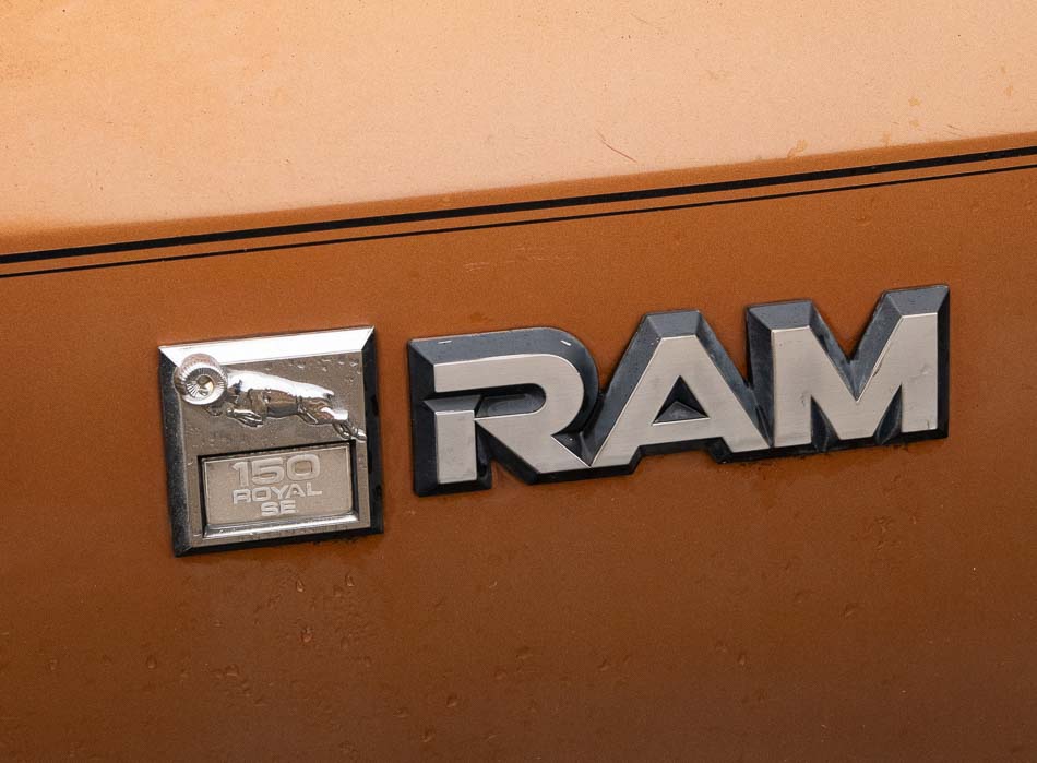 Dodge D150 Royal SE RAM pickup truck badge